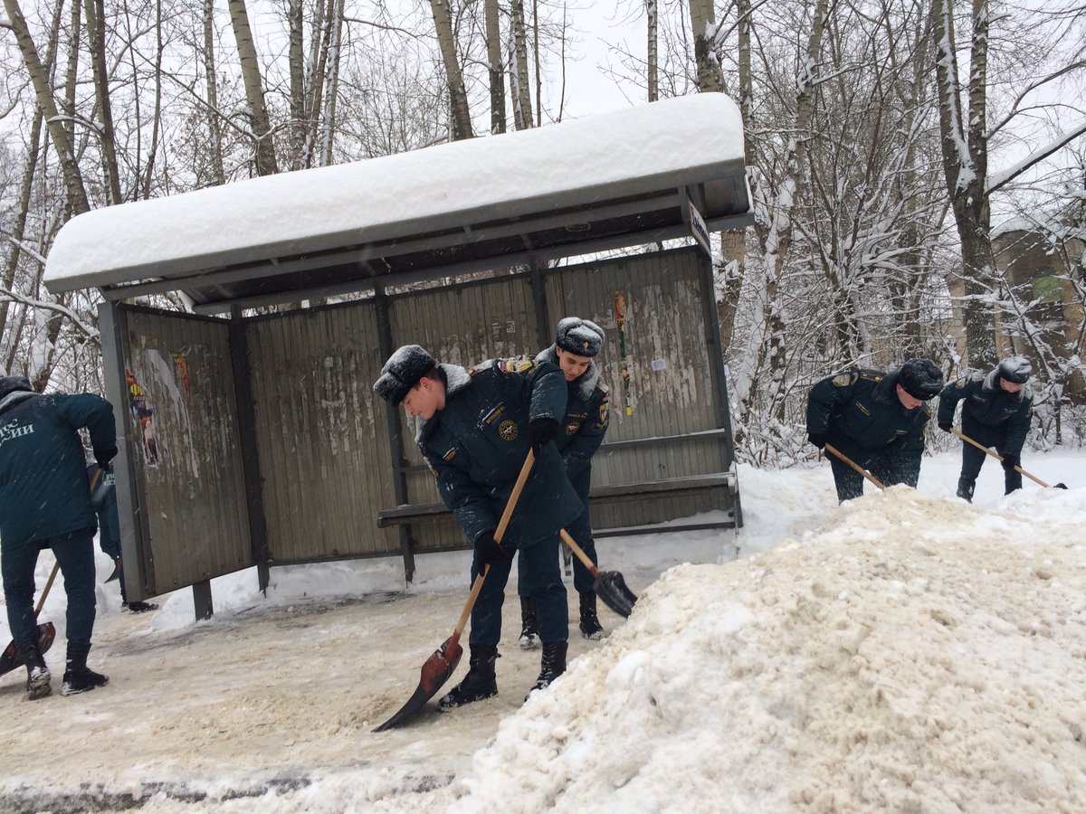 iigps_mchs's tweet photo. 400 курсантов академии в составе 100 мобильных групп 4 февраля обеспечили в Иваново расчистку пешеходных переходов и остановок от снежных заносов. https://t.co/OsCKyD03Ji
