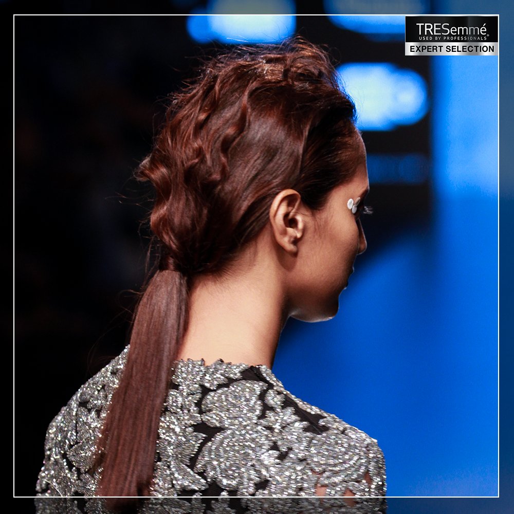 TRESemmeIndia's tweet photo. This Messy Bouffant Ponytail from the @saakshakinni #Aikeyah @anjpat show has uber chic written all over it.
Spotted by TRESemmé at LFW.
#RunwayReady #Day5 #LakmeFashionWeek https://t.co/wK7qw0bBI4