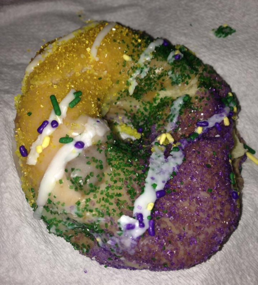 delleWF's tweet photo. King cake doughnuts 🎊A taste of heaven #mardigras2018 https://t.co/4U2QQ38Pgl