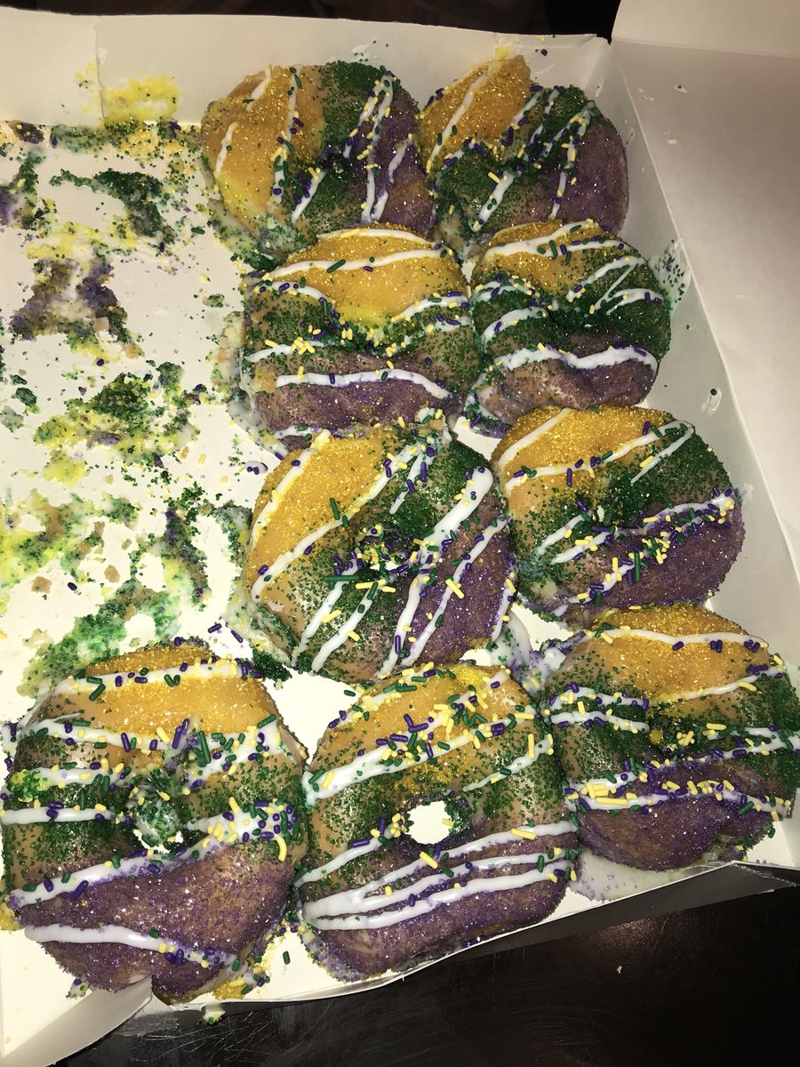 delleWF's tweet photo. King cake doughnuts 🎊A taste of heaven #mardigras2018 https://t.co/4U2QQ38Pgl