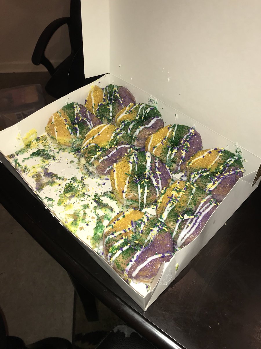 delleWF's tweet photo. King cake doughnuts 🎊A taste of heaven #mardigras2018 https://t.co/4U2QQ38Pgl
