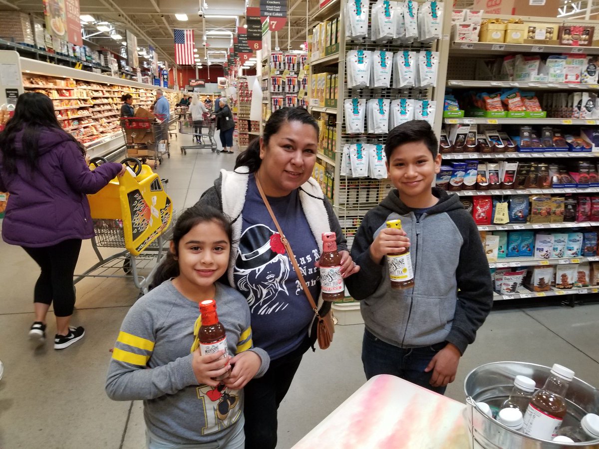 MoonshineSweetT's tweet photo. There's just somethin' about good sweet tea that makes people smile! ๐๐ฟ#MoonshineSweetTea #LipSmackinGood https://t.co/G3kE5gXK4M