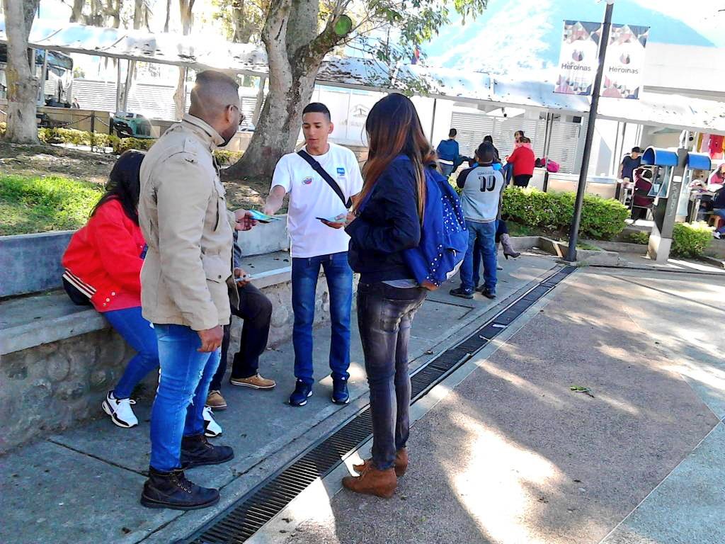 SUNADmerida's tweet photo. #04Feb | #LaHoraDeLaONA continua brindando información preventiva a visitantes del S.T. Mukumbarí #CanavalesSeguros2018 https://t.co/8PkxSJRJV5