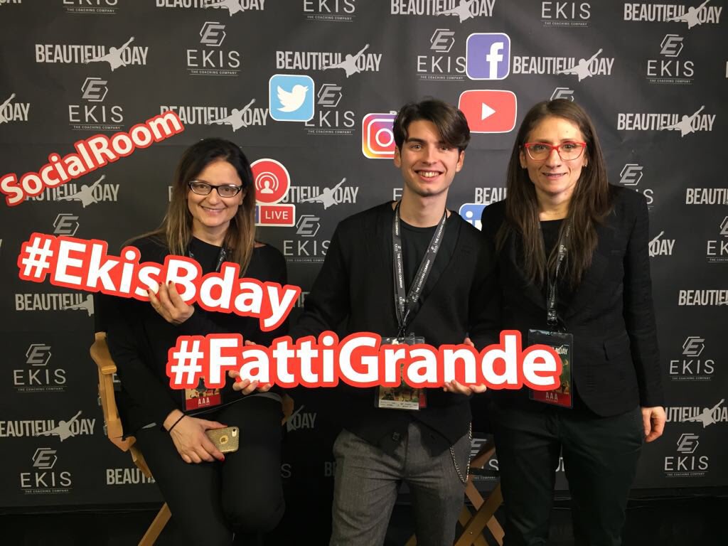EkisCoaching's tweet photo. Lorenzo Calcagno nella social room con @CaterinaCeredi e @AmandaTattini :)
#EkisBday #FattiGrande https://t.co/P0k8qE4zeD