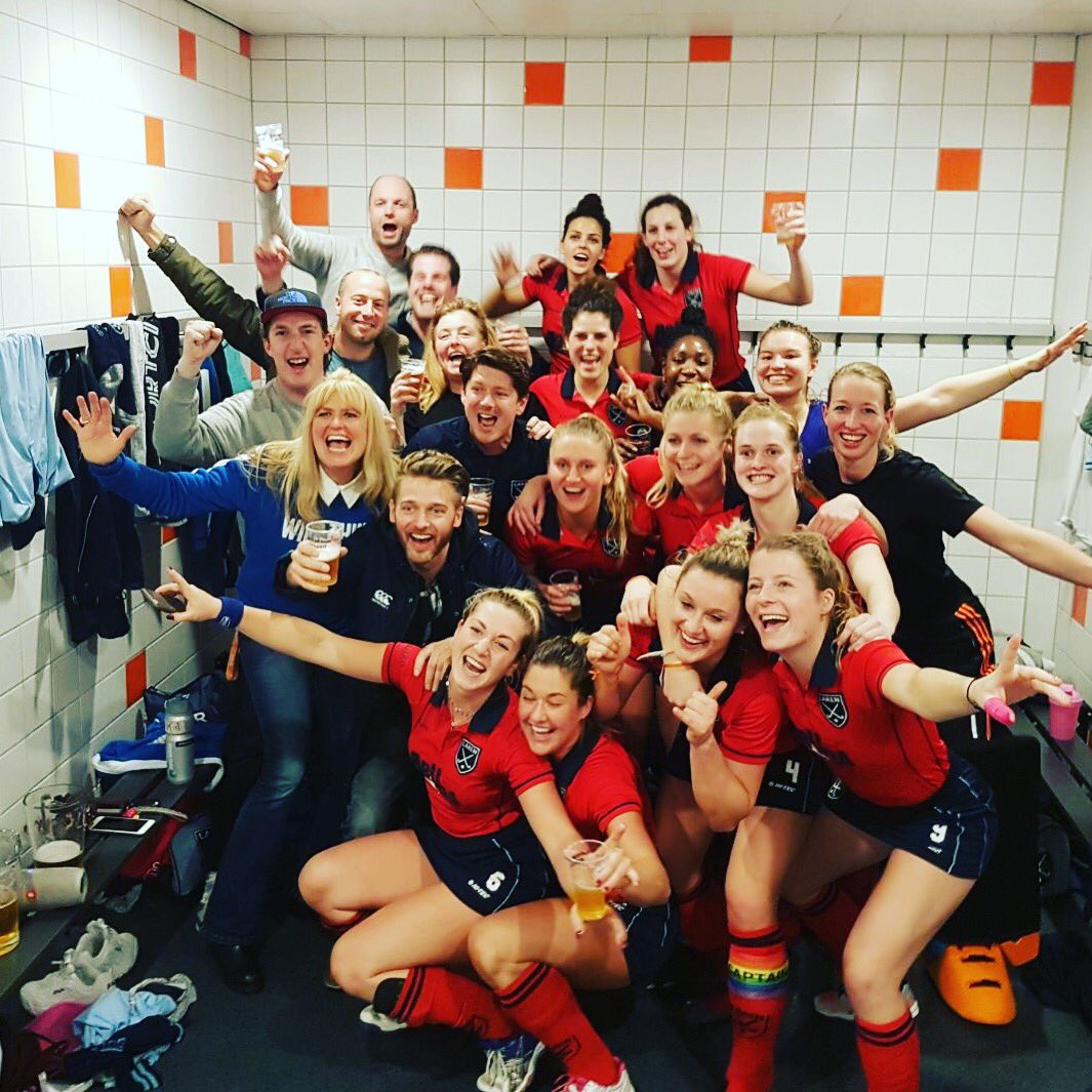 Larenmhc's tweet photo. Wat een weekend! Dames 1 landskampioen, Heren 1 plaatst zich voor de hoofdklasse!!! #dubbelfeest #NKzaal2018 @ABNAMROSport @ArubaToerisme https://t.co/YH2PjEjvCz