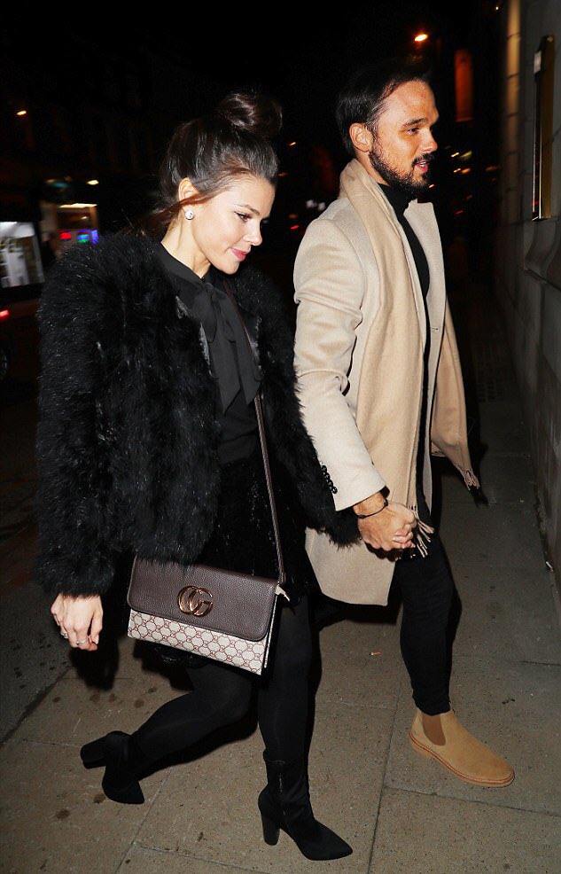 Bhavna_faye's tweet image. PHOTOS | @Faye_Brookes and @Gareth_Gates out together on Friday night for a date night 💞. (Mail)