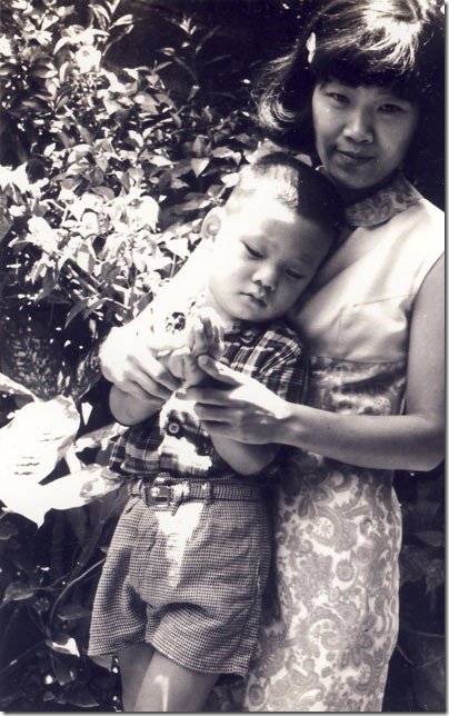 Jaycegoh's tweet photo. Kwan Mama was a classmate of Tsem Rinpoche's mother, who had explicitly asked her to watch over the young boy. She didn't know Tsem Rinpoche was her classmate's son but only found this out in 1997.
➡️ Follow @tsemtulku
#TsemRinpoche
#ThePromise
#China https://t.co/T68SSOGWG1