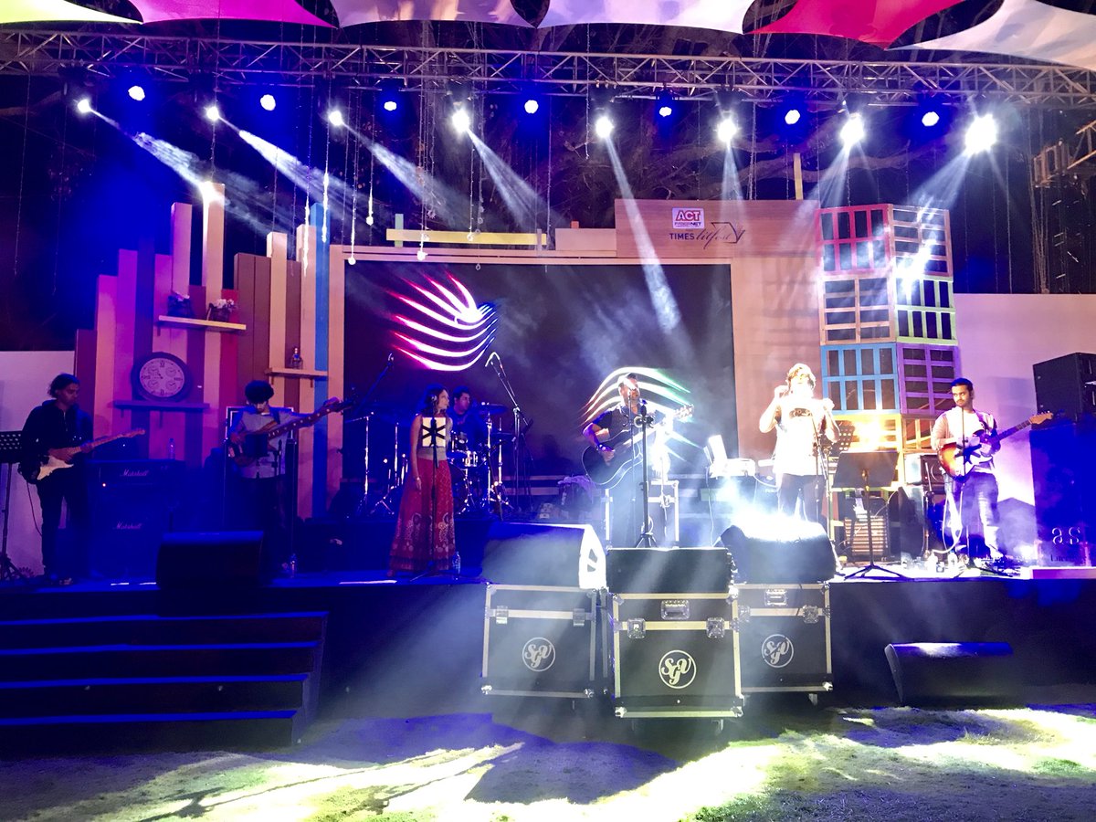 madhuvennag's tweet photo. 2 days of super action packed sessions & fantastic exchange of literary thoughts & ideas culminates at the @timeslitfestblr in #Bangalore.
A perfect & pulsating end with @ClintonCerejo & his band as the audience grooves & moves to his most popular songs.
#ACTTimesLitFest https://t.co/mQDa9GmKTq