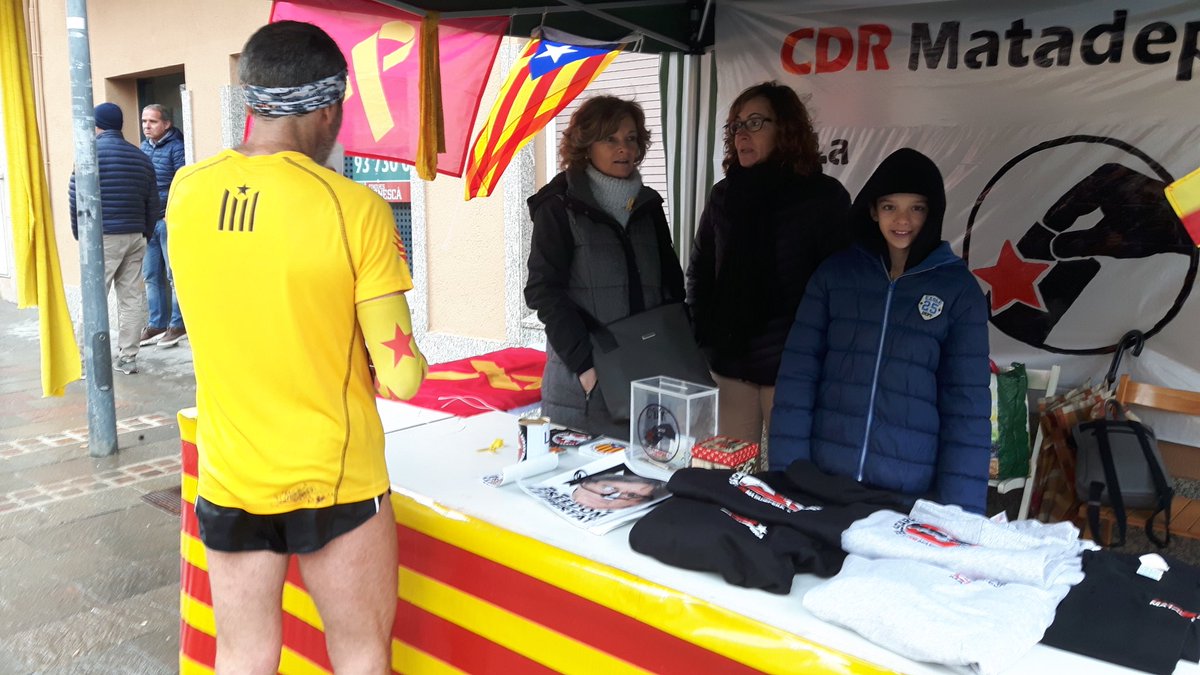 CDRMatadepera's tweet photo. ✊No ens aturem✊#CDRMATADEPERA fent paradeta malgrat la pluja aquest matí a la cursa #Montrodon. Carrer carrer i + carrer x #ExigimLaRepública https://t.co/GuUGp0TbS9