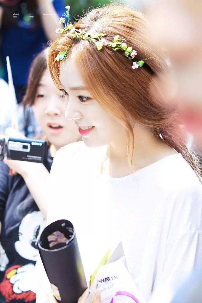IRENEBAE_TH's tweet photo. [INSTIZ] ชาวญี่ปุ่นจัดอันดับความสวยของไอดอลหญิงรุ่นที่สาม โดยไอรีนถูกเลือกมากที่สุดเป็นอันดับหนึ่ง โดยมีคำบรรยายว่า ‘เธอมีใบหน้าที่เหมือนถูกคำนวณโดยคอมพิวเตอร์’ (เป๊ะ)
cr. pann-choa https://t.co/nxC1WqVAb4