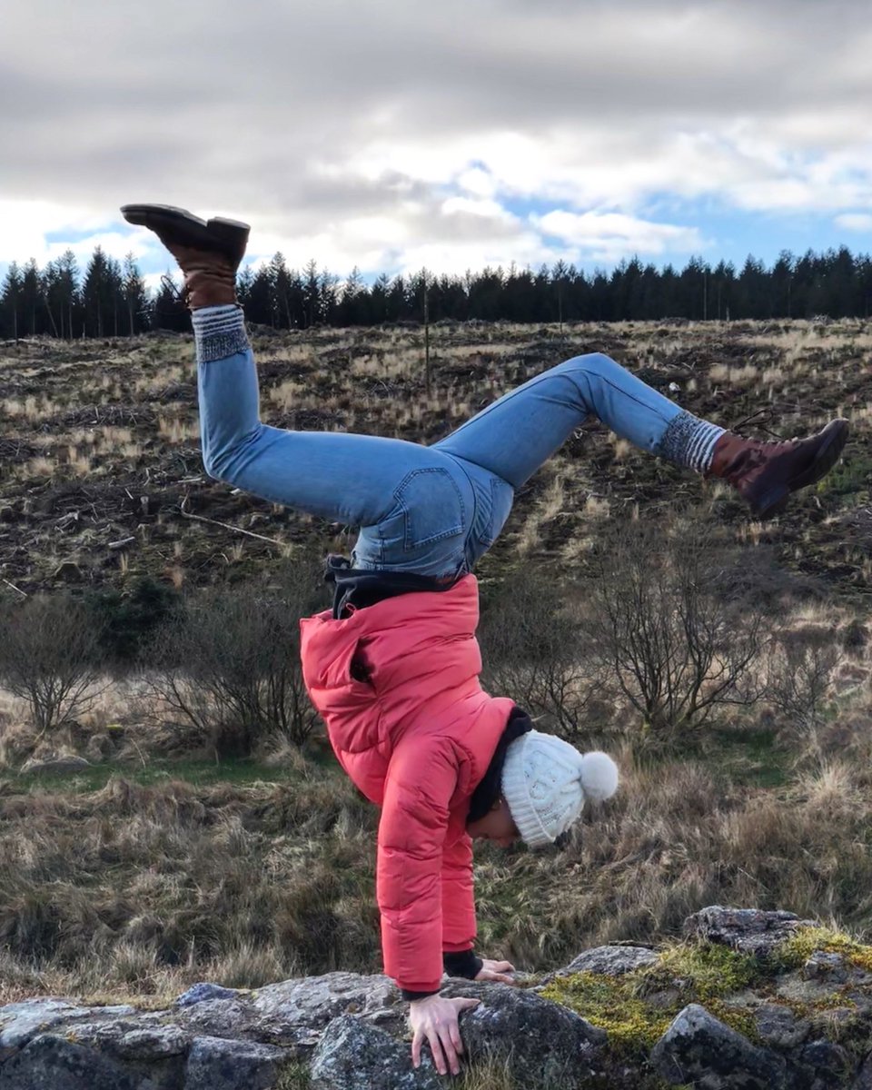 zoemjones's tweet photo. Windy walk on Dartmoor. #handstandswithzoe #dartmoor #handstand https://t.co/Imrouu3VE9