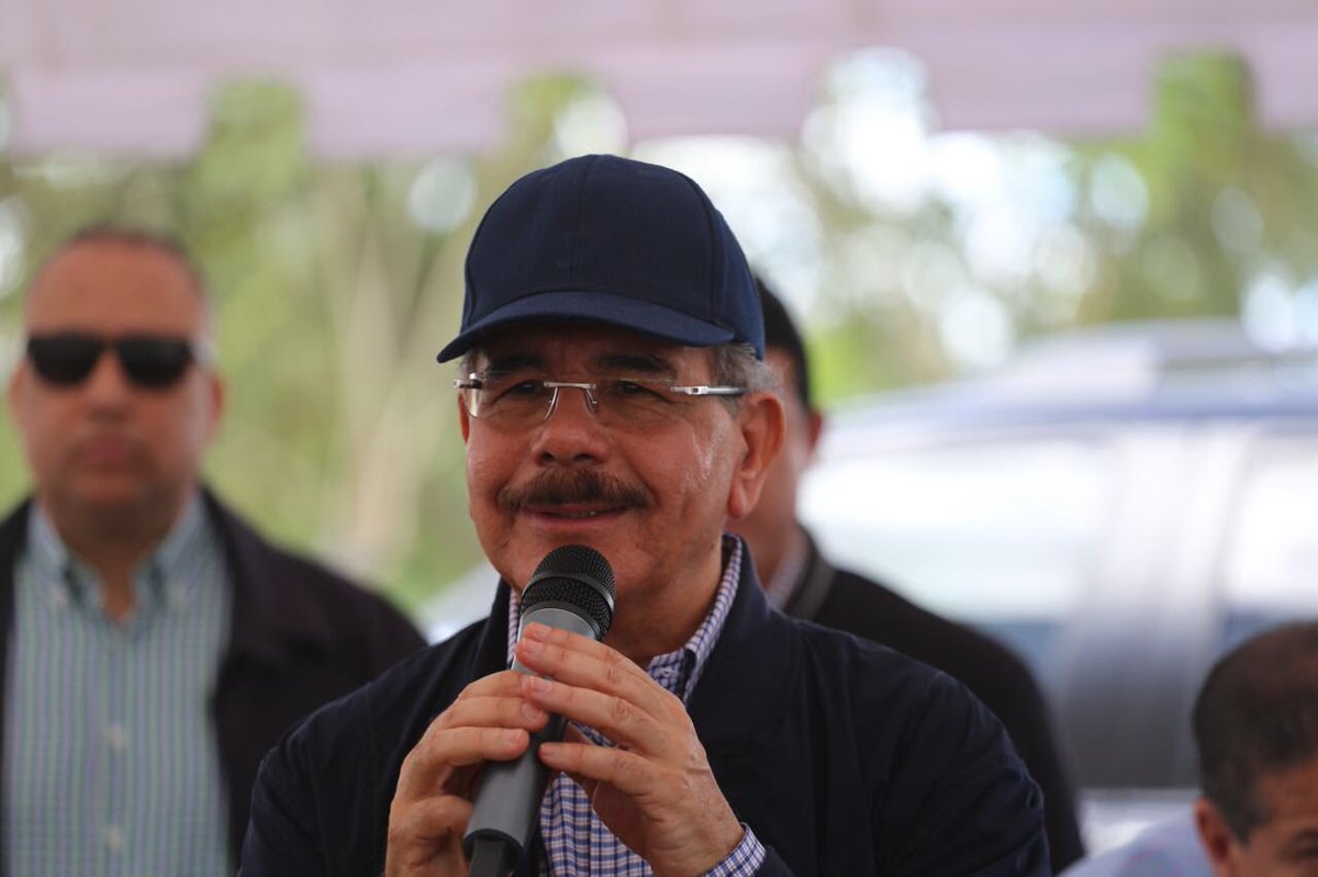 GobiernoDanilo's tweet image. “Estamos entregando títulos de propiedad, porque el título de propiedad es una garantía para conseguir financiamiento. El que tiene una tierra sin título y la trabaja, no tiene nada; nosotros  estamos trabajando en eso por todas partes”. @DaniloMedina #VisitasSorpresa