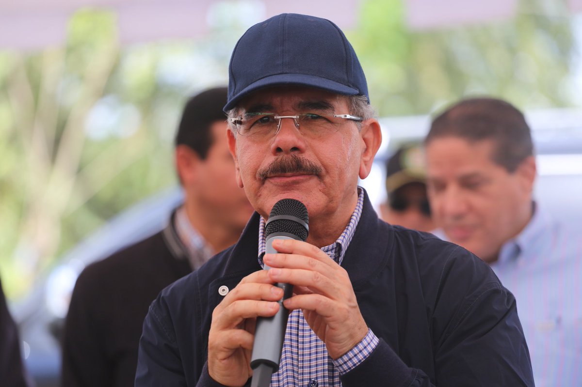 GobiernoDanilo's tweet photo. “Este financiamiento que les va a dar el @Feda_RD es sumamente barato, apenas 5% al año, 0.41 % mensual, es prácticamente al costo. Sepan que este dinero se tiene que devolver, si necesitan un año de gracia, se le dará un año de gracia, si son 18 meses, serán 18 meses”. DM https://t.co/Nl7jr0JFiY
