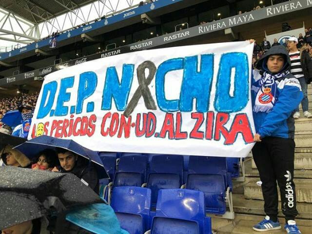 KikoFelguera's tweet photo. Hoy en Cornellà. El fútbol traspasa ciudades, provincias muchas, muchas cosas.

Gracias a estos aficionados del Español por su gesto. 

D.E.P. https://t.co/hmEBkZFAoU