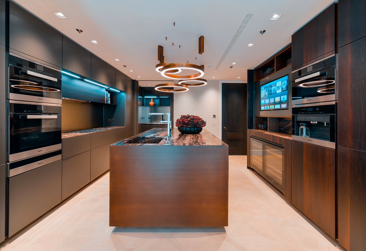 Happy Sunday! Have a peak at a Rossana kitchen installation in Central London. Stunning! #luxurylifestyle