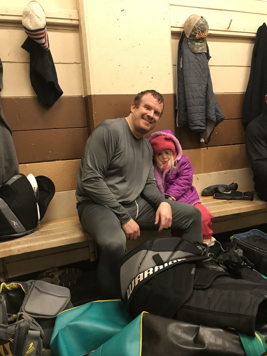 DigglersHockey's tweet photo. Last night the DDHC has a special guest visit us after a rough and tough loss . 6-4 loss but still had some fun and beers after 
@freddymmx https://t.co/CrTJQABH3D