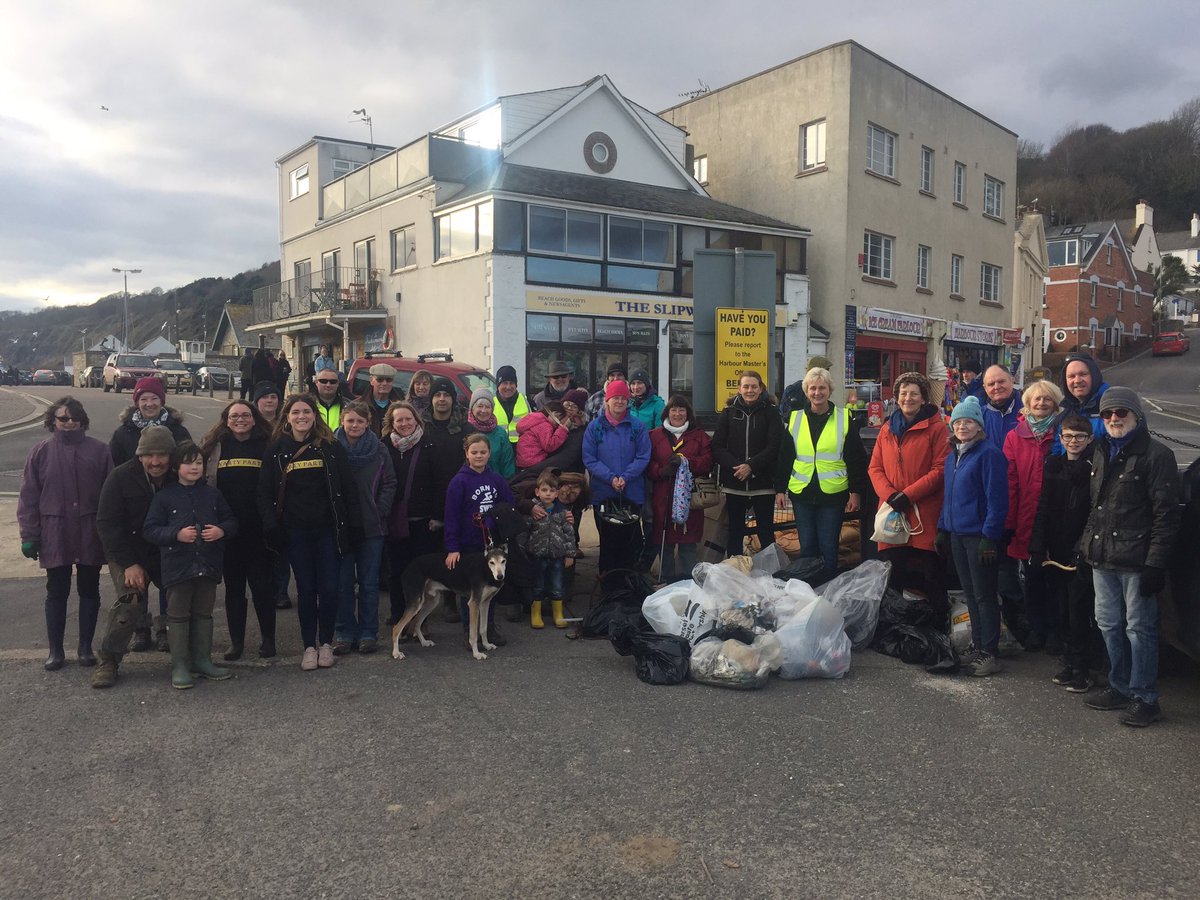LitterFreeCoast's tweet photo. What an amazing turn out for the #LymeRegis #beachclean today! Thank you to all of those that came along to help make the beach #LitterFree! Thanks to Krys for organising 👍 👏 @LymeRegisEvents @LymeRegisTIC #Dorset https://t.co/1qAKoLkX7Q