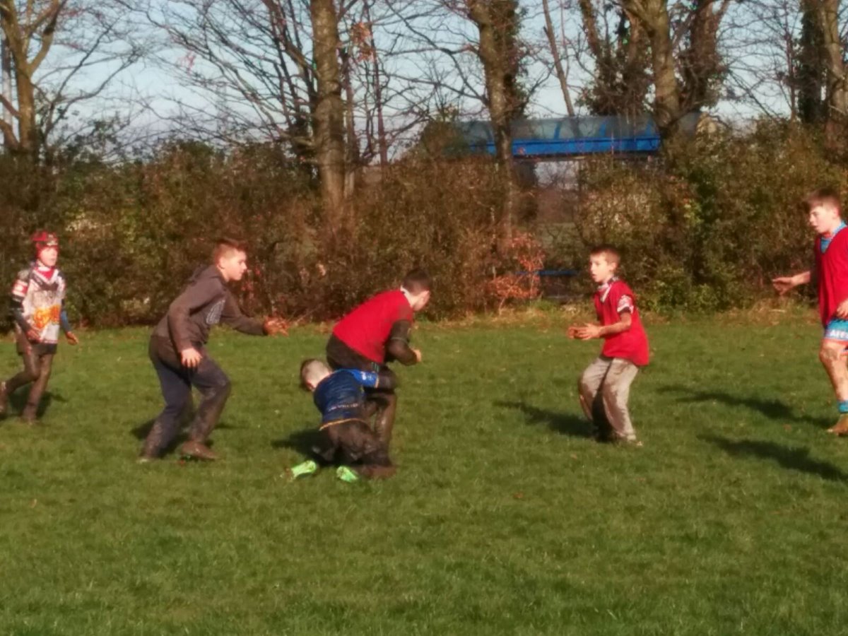 Brilliant training session this morning @BdogsOfficial under 11s getting ready for the new season. We are still looking for new and experienced players from yr6 to join our squad. #Rugbyleague #communityrugbyleague