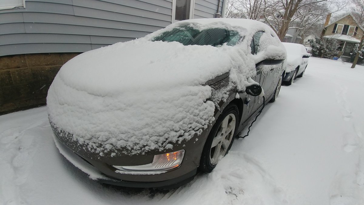 AmazingChevVolt's tweet photo. @EV_telemetry +20
MQ/
' I Think This Leafs Owner May Have Missed One Of The Best Features Of An Electric Car...'
#VoltTipsNTricks
Lee, Referring To Remote Starting Your #ElectricFueledVehicle: #EV #PHEV #EREV #ZEV!
Deicing My #ChevyVolt, Level 1, 120V AC Std. Outlet!
#ShorePower
#ParkCharging https://t.co/Qt6qbE0dXo