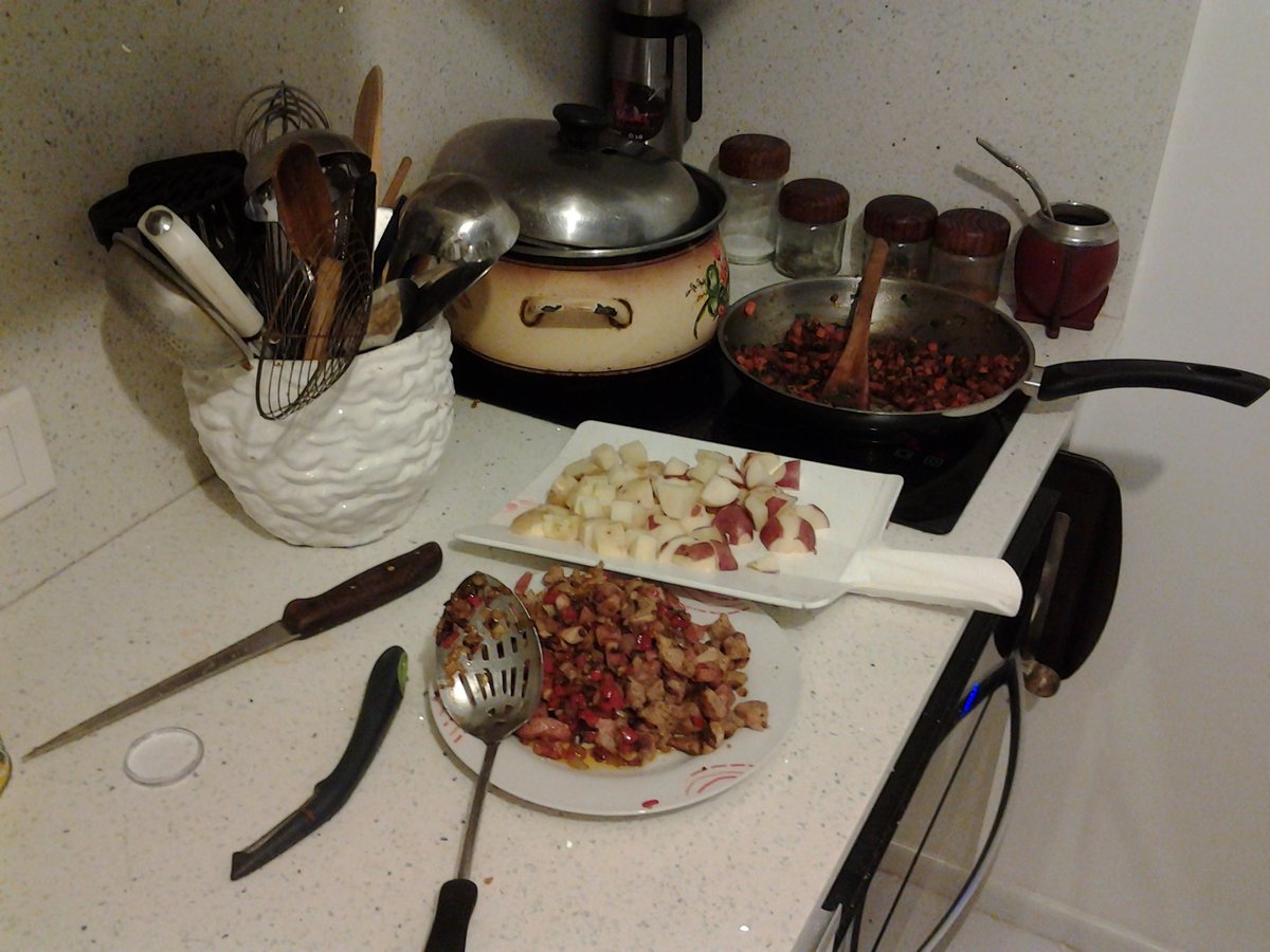 _pepepar's tweet photo. Volvió #pepechef @Madeurriz !!
Guisito criollo con variaciónes, panceta,
chorizo, bondiola de chancho, papas
Arvejas, choclo y unos pocos dedalitos #porquetambiensoycocinero https://t.co/SpnWgCOzM1