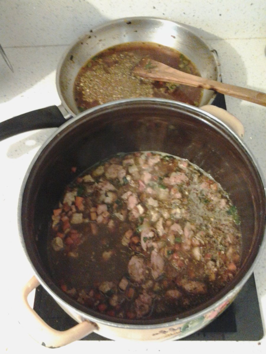 _pepepar's tweet photo. Volvió #pepechef @Madeurriz !!
Guisito criollo con variaciónes, panceta,
chorizo, bondiola de chancho, papas
Arvejas, choclo y unos pocos dedalitos #porquetambiensoycocinero https://t.co/SpnWgCOzM1