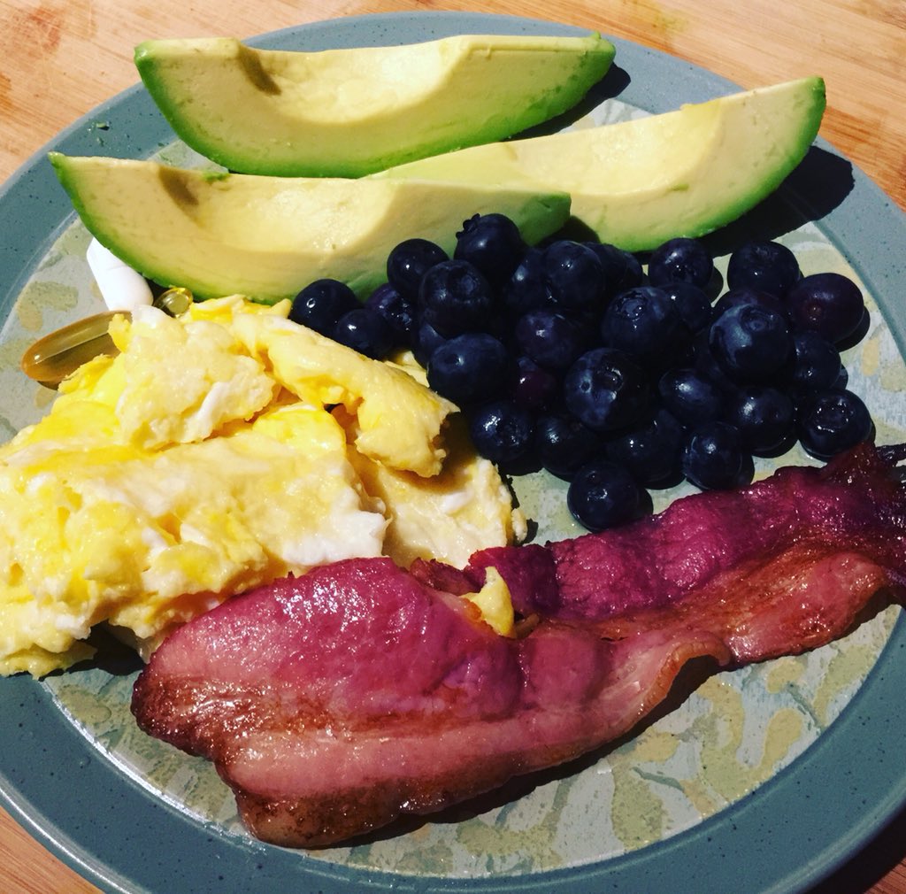 thegrokbar's tweet photo. Mmm GROK loves breakfast!! ❤️😜#avocado #blueberries #bacon #pastureraisedeggs and #coconutoil https://t.co/qNYdxD8aZV