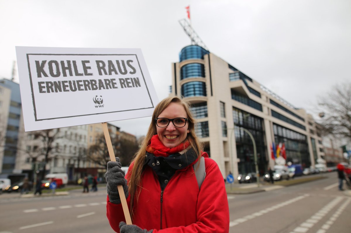Angela Merkel hat unserem @WWF_Jugend-Mitglied Lisa das Versprechen gegeben, das #Klimaziel 2020 zu halten. Wir haben die Kanzlerin heute noch einmal daran erinnert. #kohlefrei