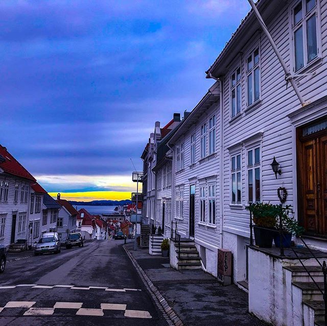 petteromdal's tweet photo. Sandviken 🙌🏼
•
•
•
•
#sandviken #skansen #skansedammen #Bergen #trehus #sunset #winter #vinter #highlightsnorway #landscapeofnorway #mittvestland #mittnorge #mittbergen #visitbergen #norge #utno #norway #imagesofnorway #delnorge #byptr https://t.co/F9JQEWoCZr https://t.co/U6heShMxfY