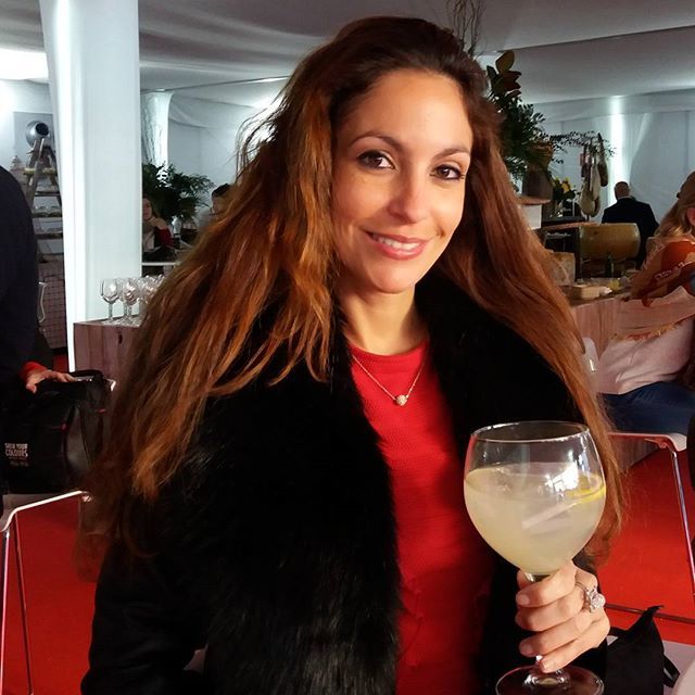 ArianaSoffici's tweet photo. Celebrando la victoria de España en la eliminatoria de la Copa Davis en Marbella en la zona VIP Hospitality 🏆🎾👏🍷🔝😉 #arianasoffici #copadavis #copadavis2018 #daviscup #daviscup2018 #Marbella #winner #spain #VIP #vipservice #luxuryliving #Luxury #… https://t.co/lyGY3I7gA3 https://t.co/p0jKuykoGM