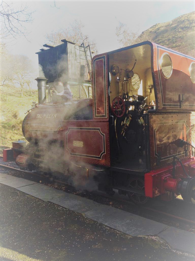 Groove_Dynamite's tweet photo. Fantastic gig in far off Wales - it was a 106 miles away, we had 
a full tank of steam, it was dark outside and we were wearing sunglasses! 😎🎶🎺🎉🥂@WhatsOnShrops @shroprocks @TalyllynRailway https://t.co/YKeVQJZvuO