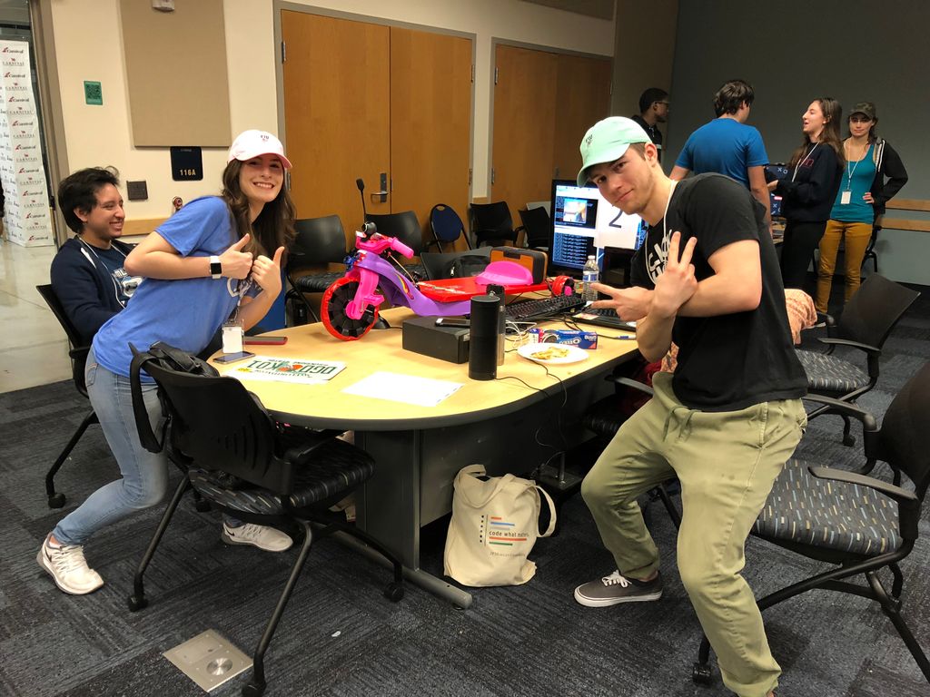 MLHacks's tweet photo. Such cool demos going on here at @fiumangohacks! Itโs gonna be hard to choose the winners! #MangoHacks18 https://t.co/1DePO0ys1Q