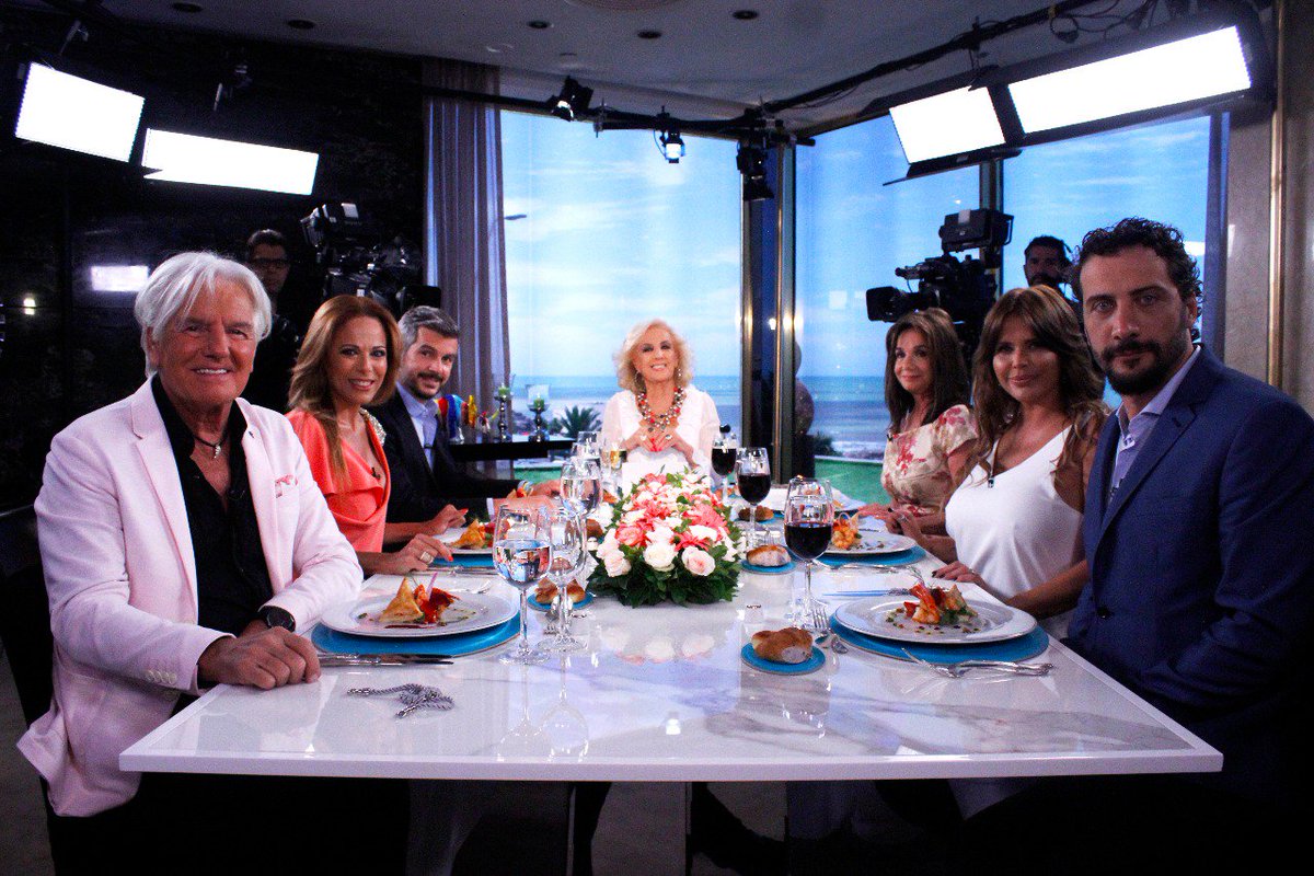mirthalegrand's tweet photo. Comenzamos!! Hoy me acompañan en la #Mesaza desde el @CostaGalana @marquitospena @sergiodenisok @veleznazarena #AnaMariaPicchio @cianocaceres @ilianacalabro1 #AlmorzandoConMirtha https://t.co/Dpi5HejGpj