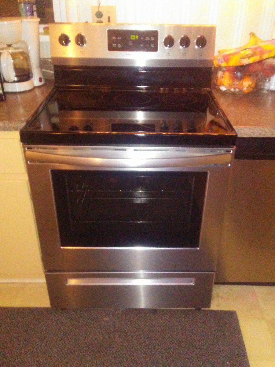 JessicaHustonfa's tweet image. New stove and dryer! Hooray #thingsbreak #Godprovides #newstuffisfun