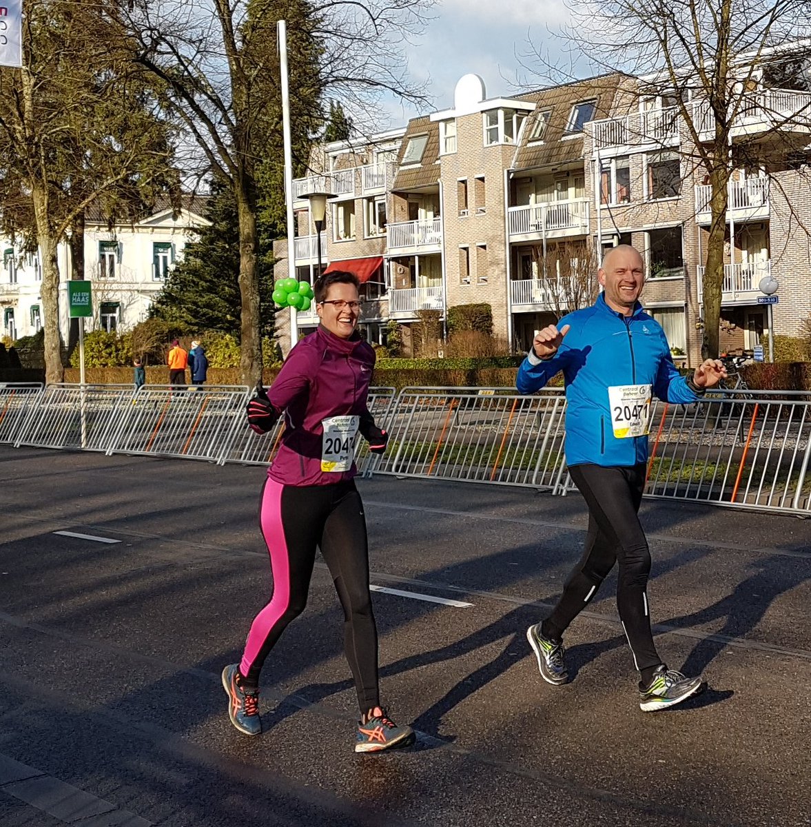 ScarletTextiel's tweet photo. @MW_Marathon trots op onze Apeldoornse lopers en ver daar buiten met 22 landen! Aanmoedigen langs het parcours, opwarmen @FinnA en inhuldigen met overwinnings sjerp #sponsorvan deze kanjers! 25 km #mwm2018 https://t.co/AgZ8Pwm630