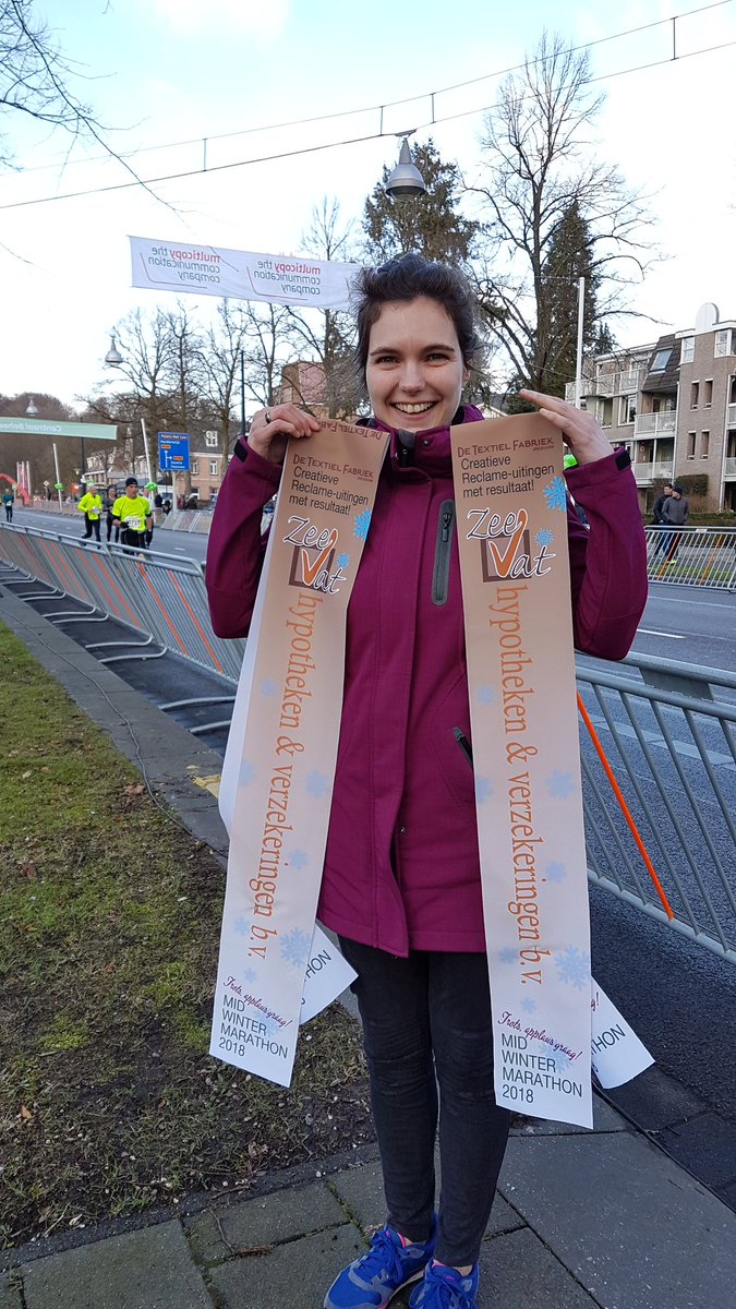 ScarletTextiel's tweet photo. @MW_Marathon trots op onze Apeldoornse lopers en ver daar buiten met 22 landen! Aanmoedigen langs het parcours, opwarmen @FinnA en inhuldigen met overwinnings sjerp #sponsorvan deze kanjers! 25 km #mwm2018 https://t.co/AgZ8Pwm630