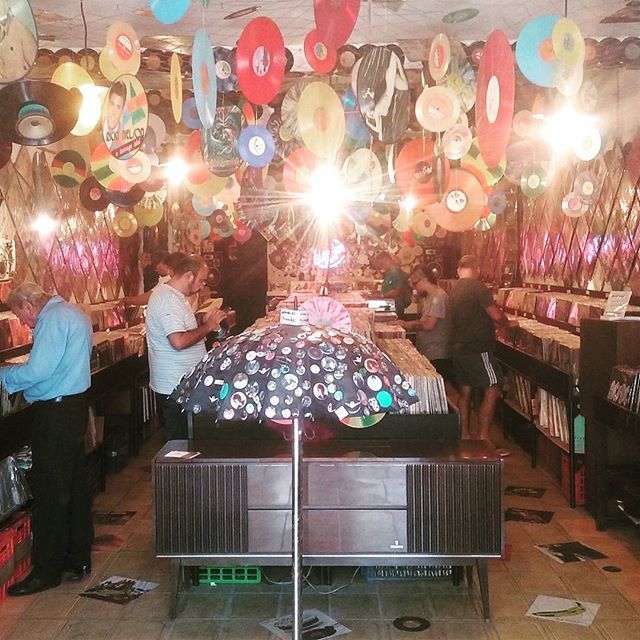eurekarecords's tweet photo. Domingo y #EurekaRecords te espera! Salgan al sol! #Vinyl #Disco #Vinilo #Records #RecordStore #SanTelmo #BuenosAires #33RPM #45RPM #78RPM https://t.co/qxz8k20KD9 https://t.co/diUlqYE9ZJ