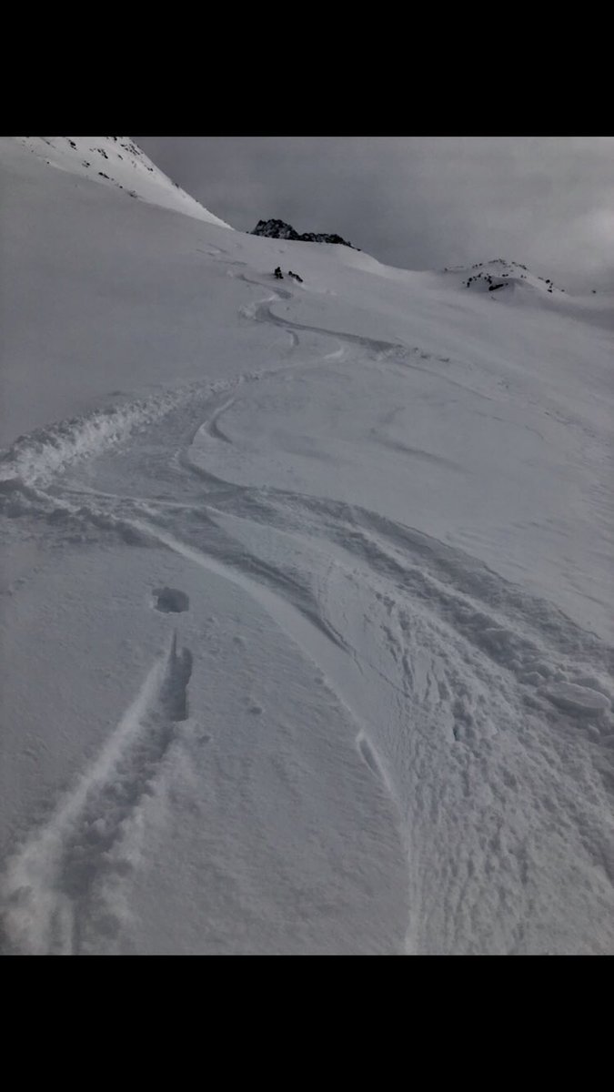 skignome's tweet photo. Can’t get much better than today! A North route off the Pischahorn into the Vereina Valley...all the way down to the Chesa Grischuna in Klosters! Ahhh the alps. @MySwitzerland_e @DavosKlosters @RomantikHotels #pischa #powder #chesagrischuna @PSIARMAASI @Graubunden @graubuendner https://t.co/YbYIStbtqU