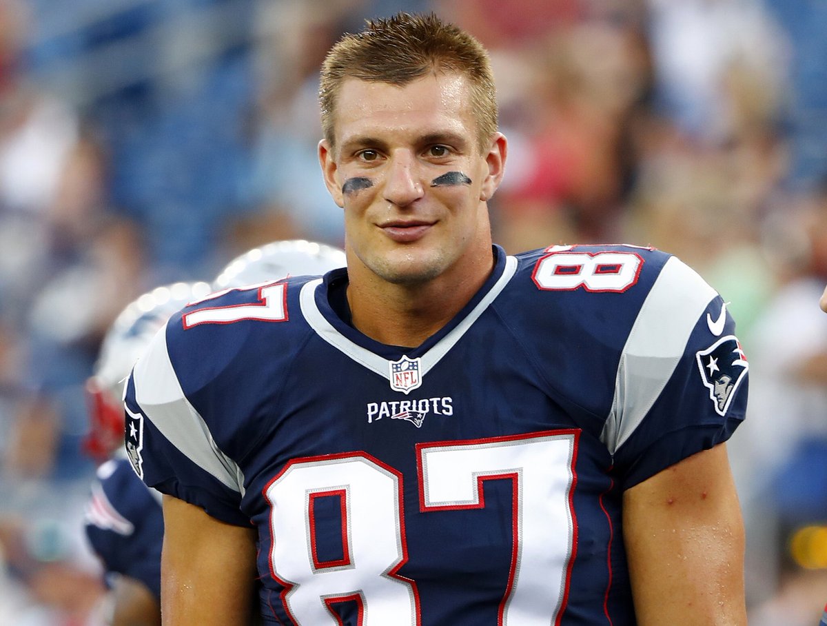 lordhoops's tweet photo. Goodluck to Gronk (my older brother), in the super bowl tonight! #twinningiswinning #GoPats https://t.co/FydqJBpCr1