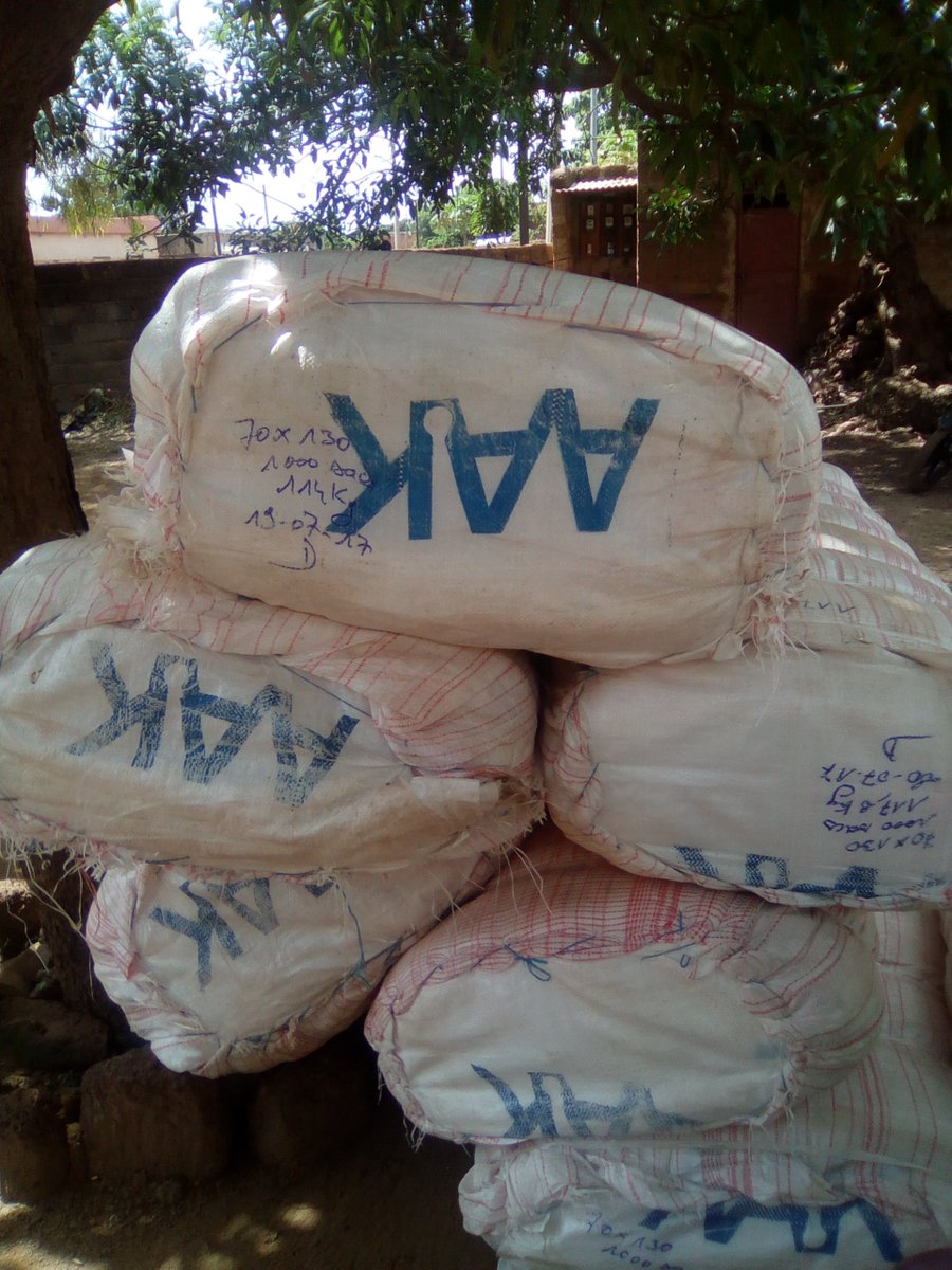 BFAF2000's tweet photo. Mode de transmission des emballages aux collectrices des amandes de karité dans les zones d'interventions de l'AF2000 (10 régions ) du Burkina Faso en partenariat avec AAK Burkina Faso https://t.co/8VvrX8Gw66