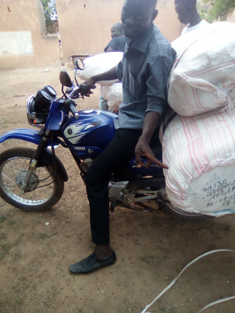 BFAF2000's tweet photo. Mode de transmission des emballages aux collectrices des amandes de karité dans les zones d'interventions de l'AF2000 (10 régions ) du Burkina Faso en partenariat avec AAK Burkina Faso https://t.co/8VvrX8Gw66