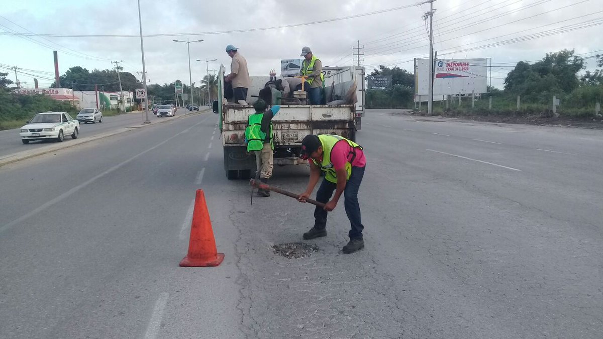 SerPublicosBj's tweet photo. #BrigadasVerdes se encuentran trabajando en el mantenimiento de vialidades en la Sm. 310, Av. Boulevard Luis Donaldo Colosio #NoPararemos✅

@rembertoestrada @RogerEspinosaR @jlcgcachorro @manolomprieto @AytoCancun https://t.co/w6uCFSbrRw