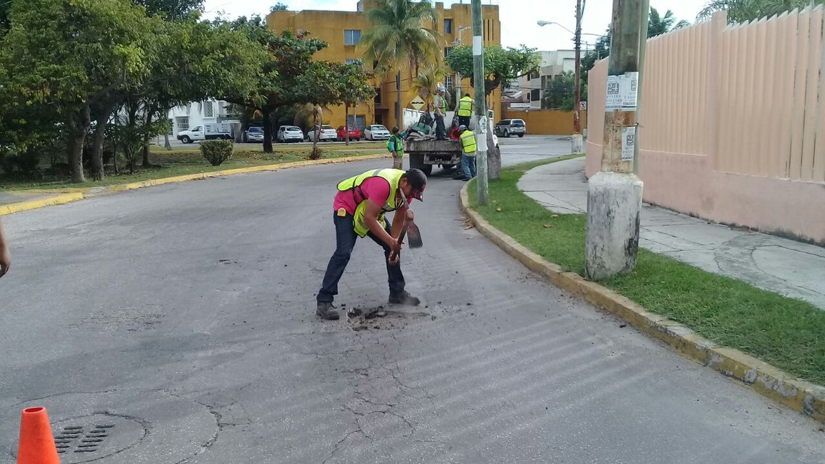 SerPublicosBj's tweet photo. #BrigadasVerdes se encuentran trabajando en el mantenimiento de vialidades en la Sm. 18, Av. Yaxchilan #NoPararemos✅

@rembertoestrada @RogerEspinosaR @jlcgcachorro @manolomprieto @AytoCancun https://t.co/0G9ltYEy5n
