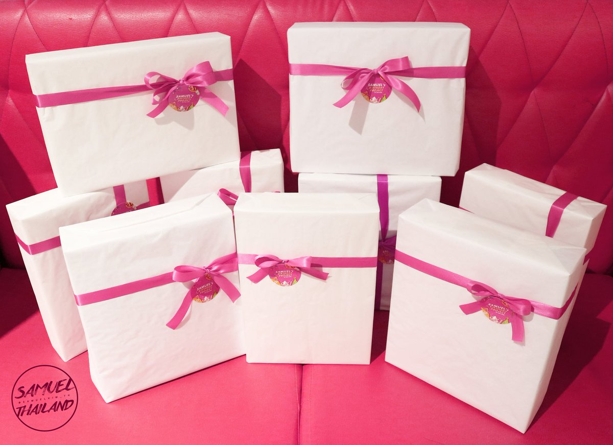 SamuelKim_TH's tweet photo. [🎁] สำหรับใครที่รอการอัพเดต "โปรเจควันเกิด" แอดจะแจ้งว่าของขวัญถึงมือน้องแซมแล้วนะคะในวันนี้.. ใช่แล้วค่ะ! เพราะของขวัญทุกชิ้นคือกล่องสีขาวที่อยู่บนเวทีนั่นเอง ของขวัญ+การ์ด รวมอยู่ในส่วนหนึ่งของ Spacial Gift ให้น้องในงาน #SAMUELSIXTEENinBKK ครั้งนี้ด้วยค่ะ 😉😉
#SAMUEL #사무엘 https://t.co/h4da25sYh6