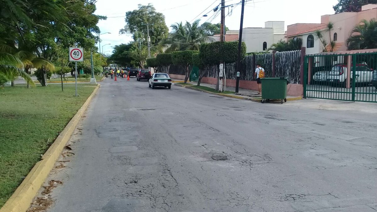 #BrigadasVerdes se encuentran trabajando en el mantenimiento de vialidades en la Sm. 18, Av. Yaxchilan #NoPararemos✅

<a href="/rembertoestrada/">Remberto Estrada</a> <a href="/RogerEspinosaR/">Roger EsPro</a> <a href="/jlcgcachorro/">jlcg cachorro</a> <a href="/manolomprieto/">manuel prieto loera</a> <a href="/AytoCancun/">Ayto Benito Juárez</a>