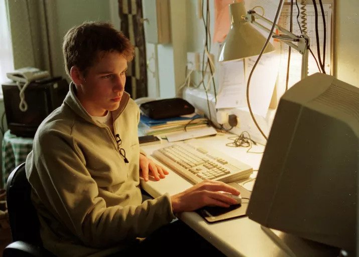 Prince William and his big CRT. Thanks, Buzzfeed article about 90s British celebrities and computers! https://www.buzzfeed.com/sophiegadd/deeply-awkward-photos-of-celebrities-and-computers-in-the-90