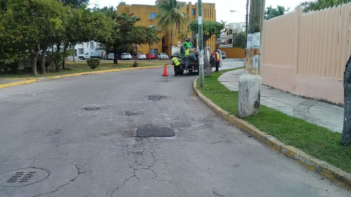 #BrigadasVerdes se encuentran trabajando en el mantenimiento de vialidades en la Sm. 18, Av. Yaxchilan #NoPararemos✅

<a href="/rembertoestrada/">Remberto Estrada</a> <a href="/RogerEspinosaR/">Roger EsPro</a> <a href="/jlcgcachorro/">jlcg cachorro</a> <a href="/manolomprieto/">manuel prieto loera</a> <a href="/AytoCancun/">Ayto Benito Juárez</a>