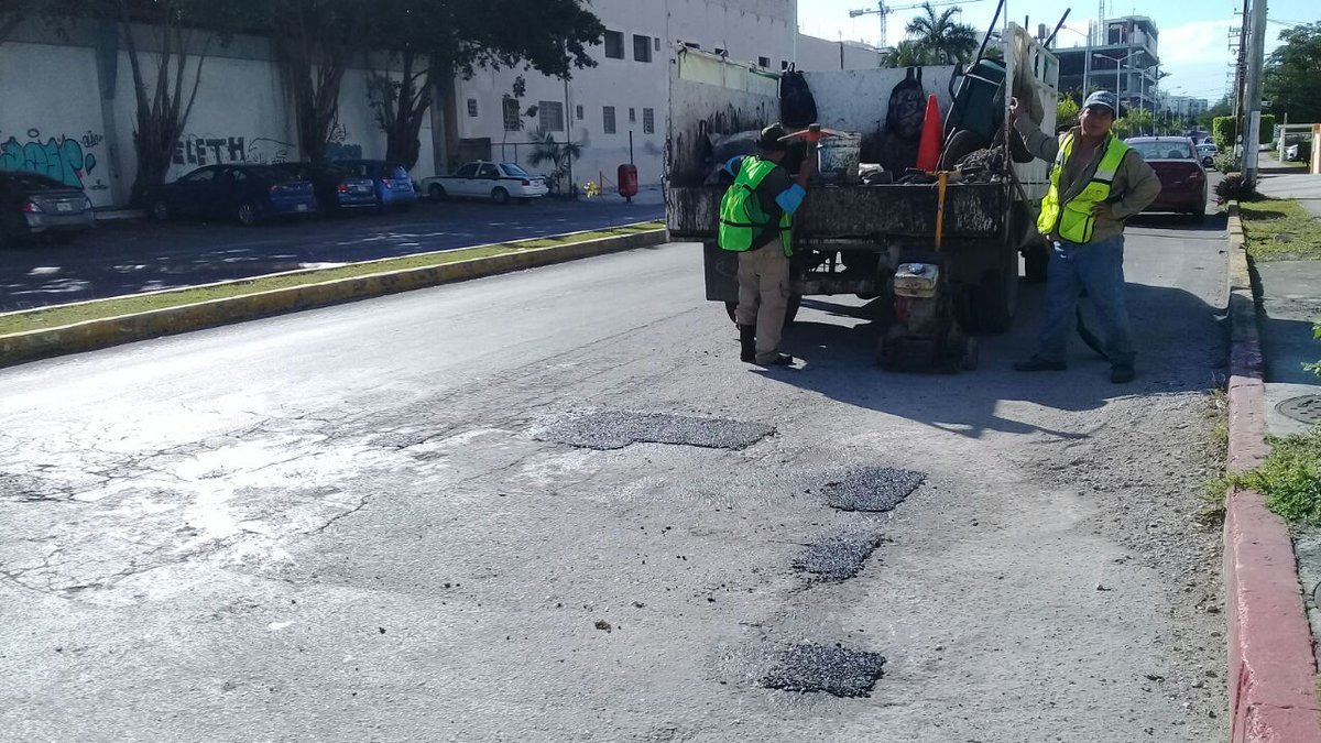 #BrigadasVerdes se encuentran trabajando en el mantenimiento de vialidades en la Sm. 15, Av. Acanceh #NoPararemos✅

<a href="/rembertoestrada/">Remberto Estrada</a> <a href="/RogerEspinosaR/">Roger EsPro</a> <a href="/jlcgcachorro/">jlcg cachorro</a> <a href="/manolomprieto/">manuel prieto loera</a> <a href="/AytoCancun/">Ayto Benito Juárez</a>