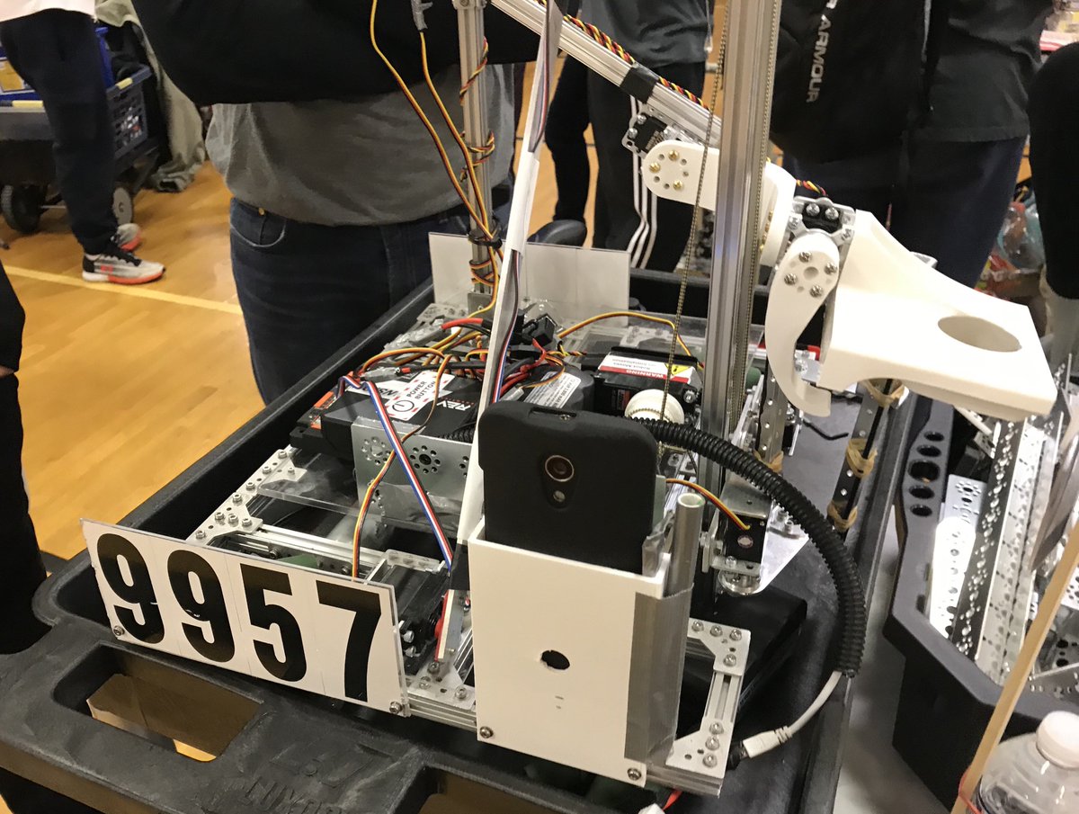 RobocraftFTC's tweet image. After some lunch, we are ready to roll!