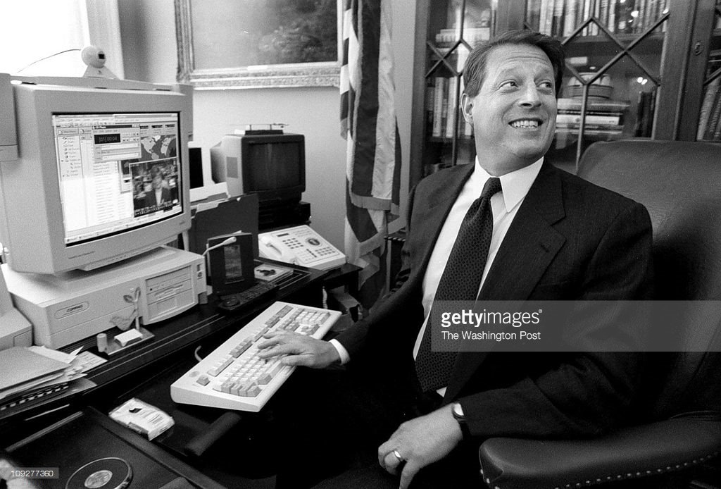 Here's then-Vice President Al Gore in '97 rocking some sweet Win95 action. He needs to buy a mouse.