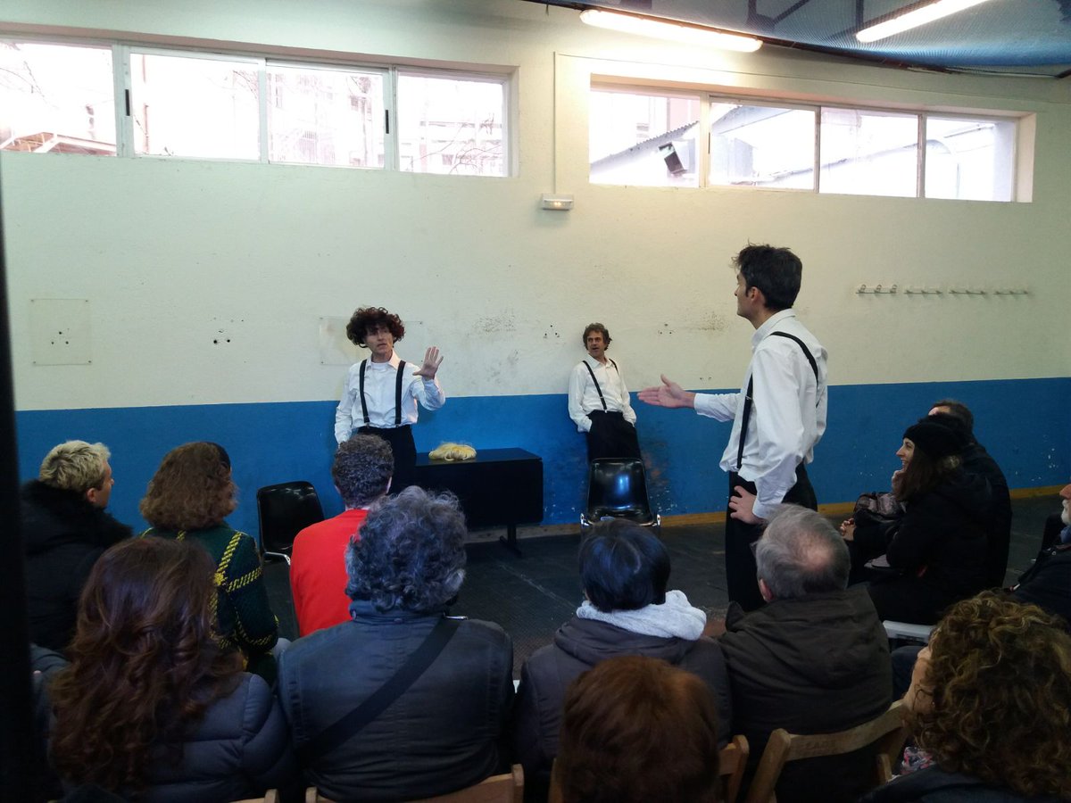 PindolesFest's tweet photo. Aquest matí hem recorregut la presó Model en el marc de la programació de Bcn Negra. Acompanyats de #ElDetectiu, #EsBuscaSeatIbiza i #HemPerdutLaFlama hem descobert la sala d'espera, la de comunicacions, la de música i el gimnàs. https://t.co/pNrYuXz4Bg